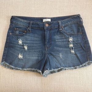 Elan distressed stretch fringe jean shorts Size Large
